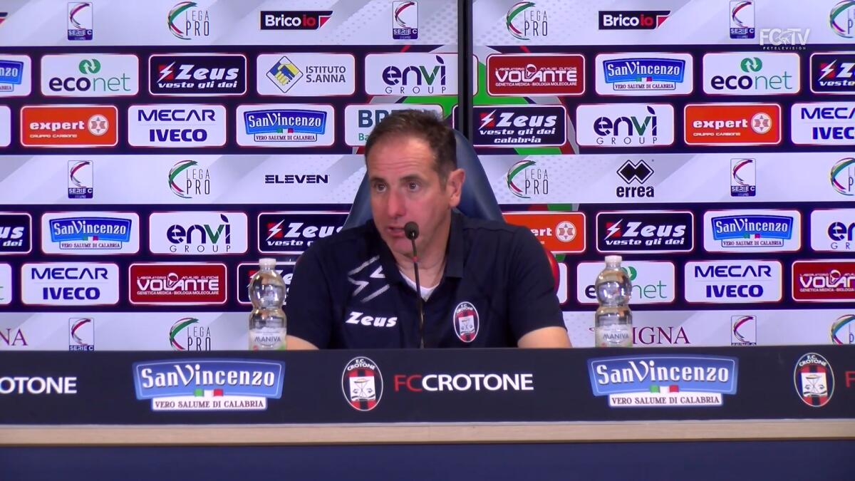 Crotone, i convocati da Zauli per il Foggia - Immagine in evidenza: mister Lamberto Zauli - crediti foto: canale ufficiale YouTube FCTV (frame da video)