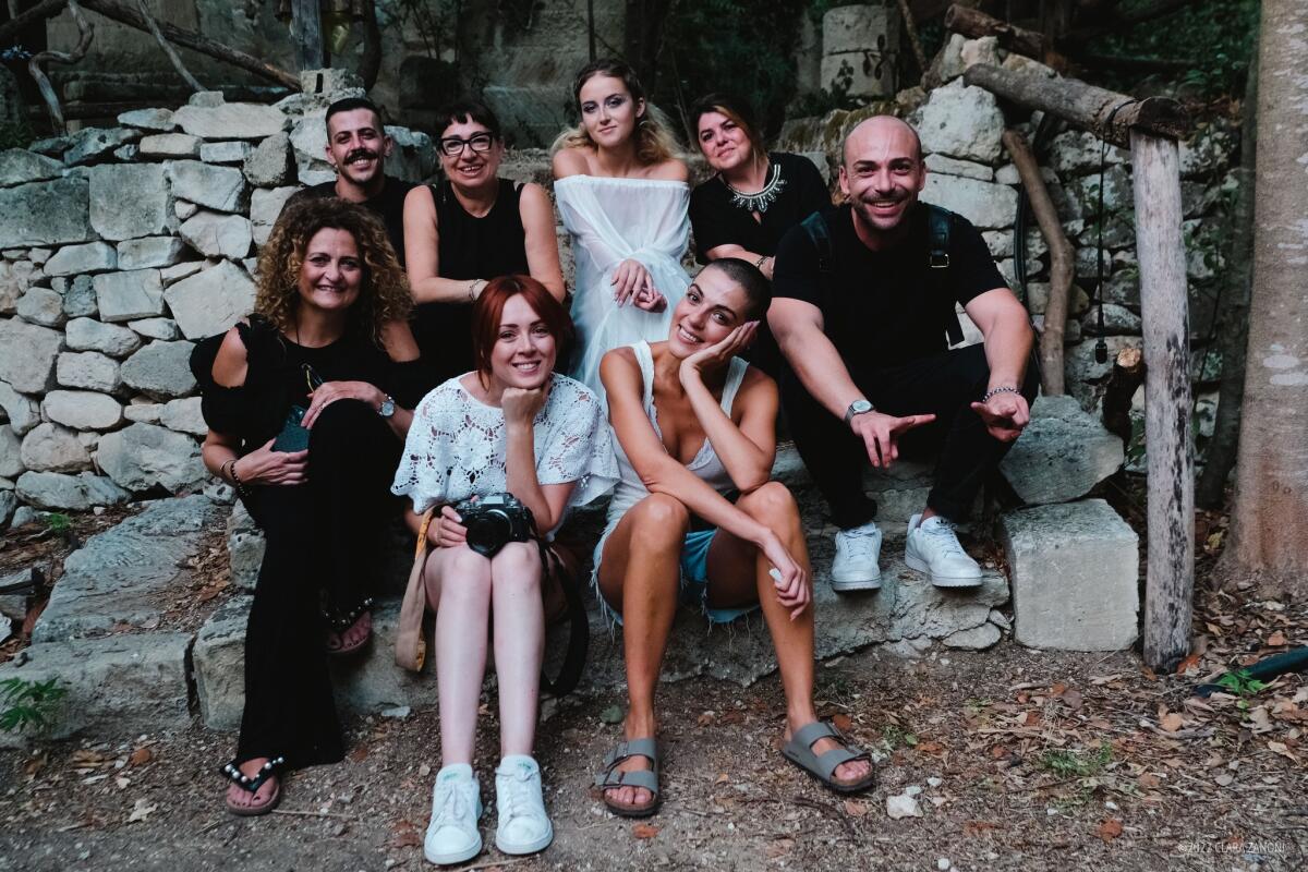 "Chiome di Berenice". Renata Diella: "Bellezza non solo esteriore" - La mostra fotografica di Officine Paar, che devolve chiome alla banca dei capelli, è stata fortemente voluta dalla titolare di Naif Hair Stylist. Inaugurazione il 17 ottobre presso il Palazzo della Cultura di Apricena