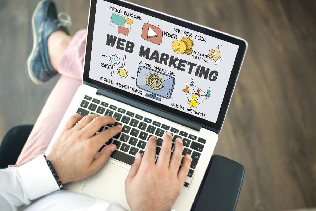 Perché è importante avere una strategia di web marketing nel 2023 e quali i trend da seguire? - BUSINESS COMMUNICATION TECHNOLOGY AND WEB MARKETING CONCEPT