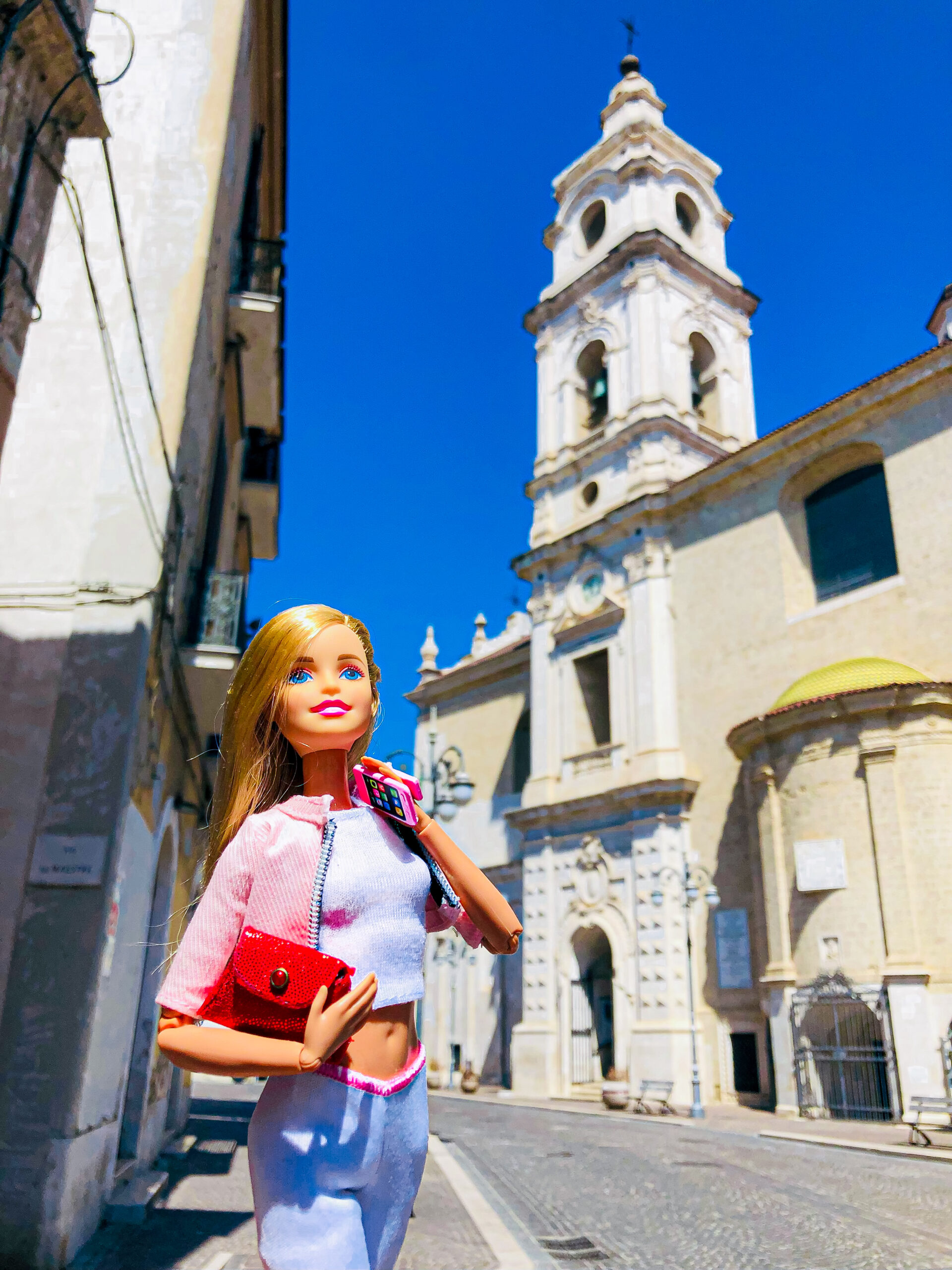 A Foggia è arrivata Barbie in town, foto nei luoghi più belli