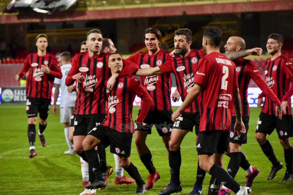 Immagine in evidenza: uno scatto di Foggia-Monopoli (Serie C - girone C 22/23) - crediti: foto di Luigia Spinelli (RIPRODUZIONE RISERVATA)