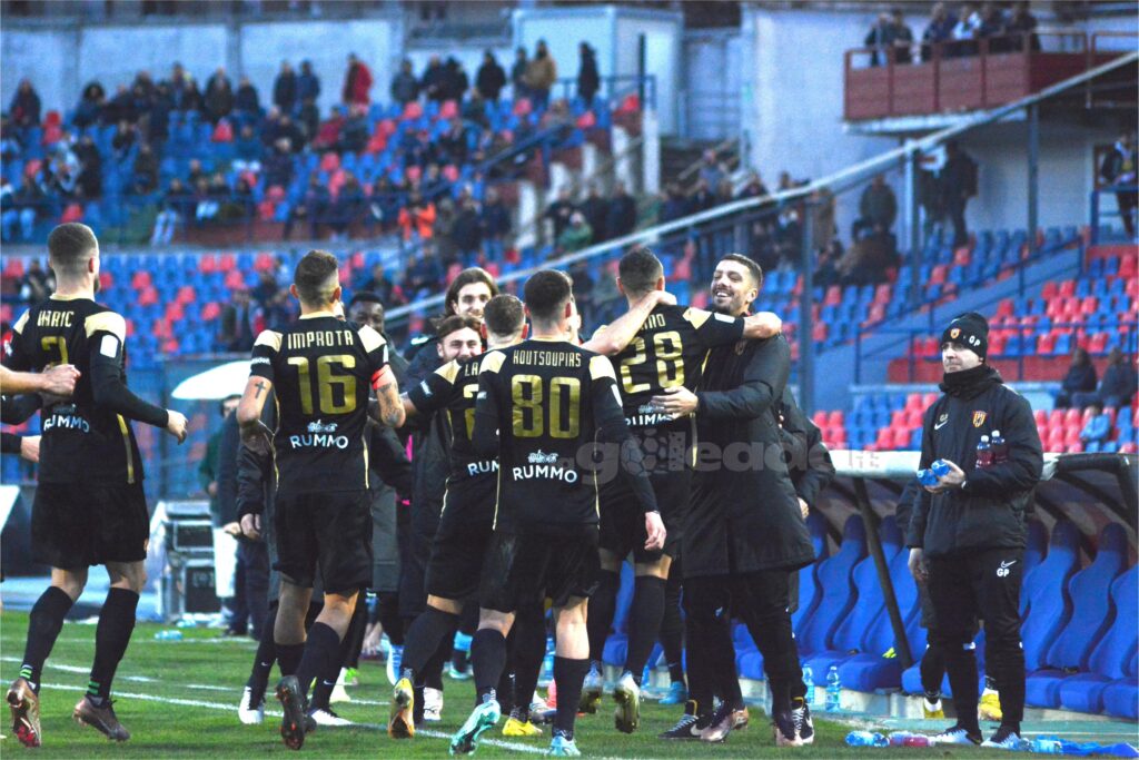 Immagine in evidenza: uno scatto di Cosenza-Benevento (Serie B 2022/23) - crediti: foto di Pasquale Golia per lagoleada.it (RIPRODUZIONE VIETATA)