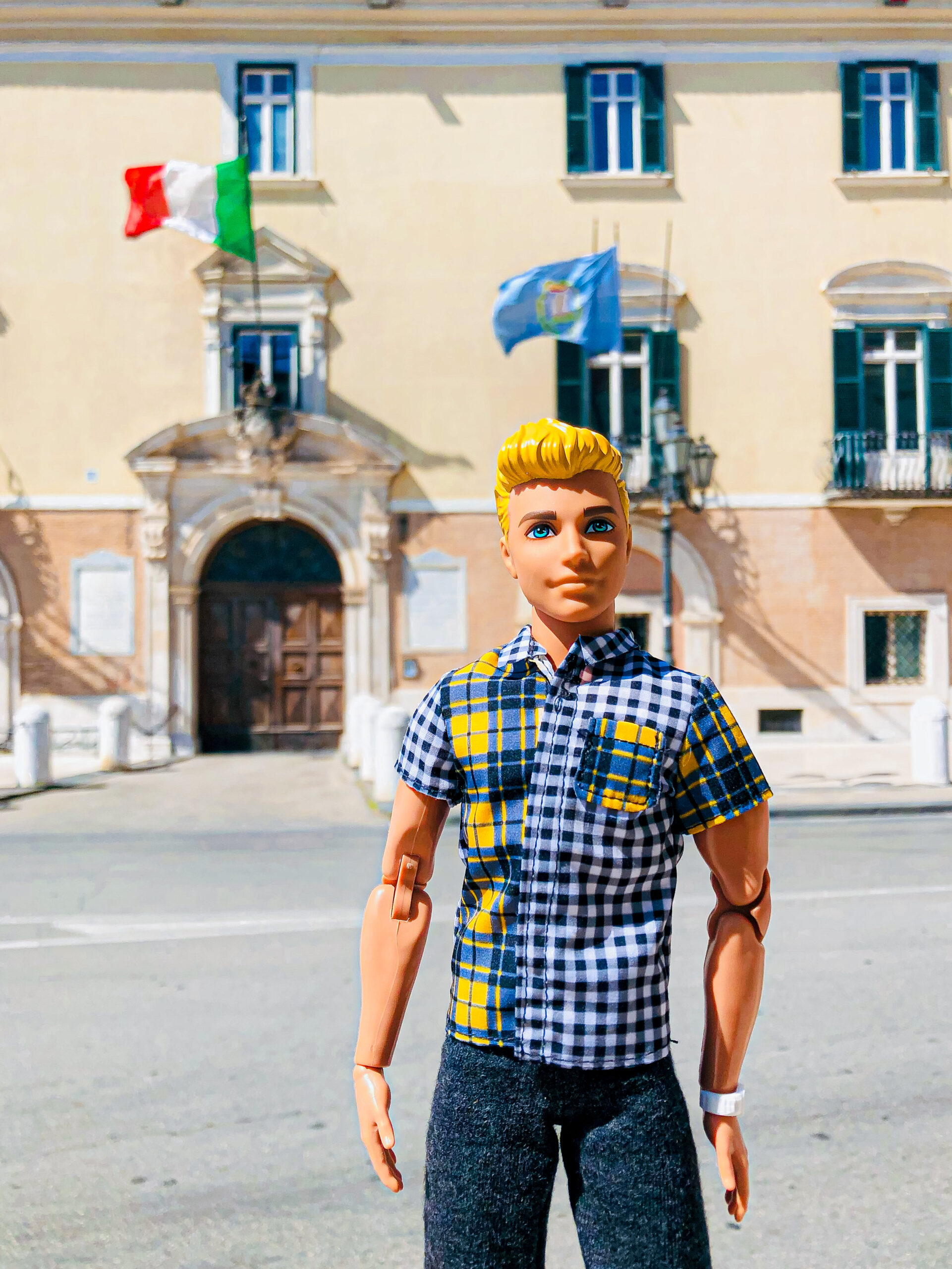 A Foggia è arrivata Barbie in town, foto nei luoghi più belli