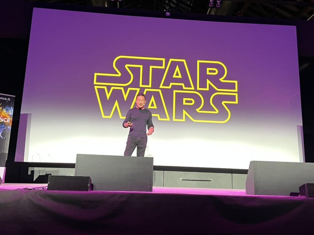 Doug Chiang e l'iconico logo della saga.