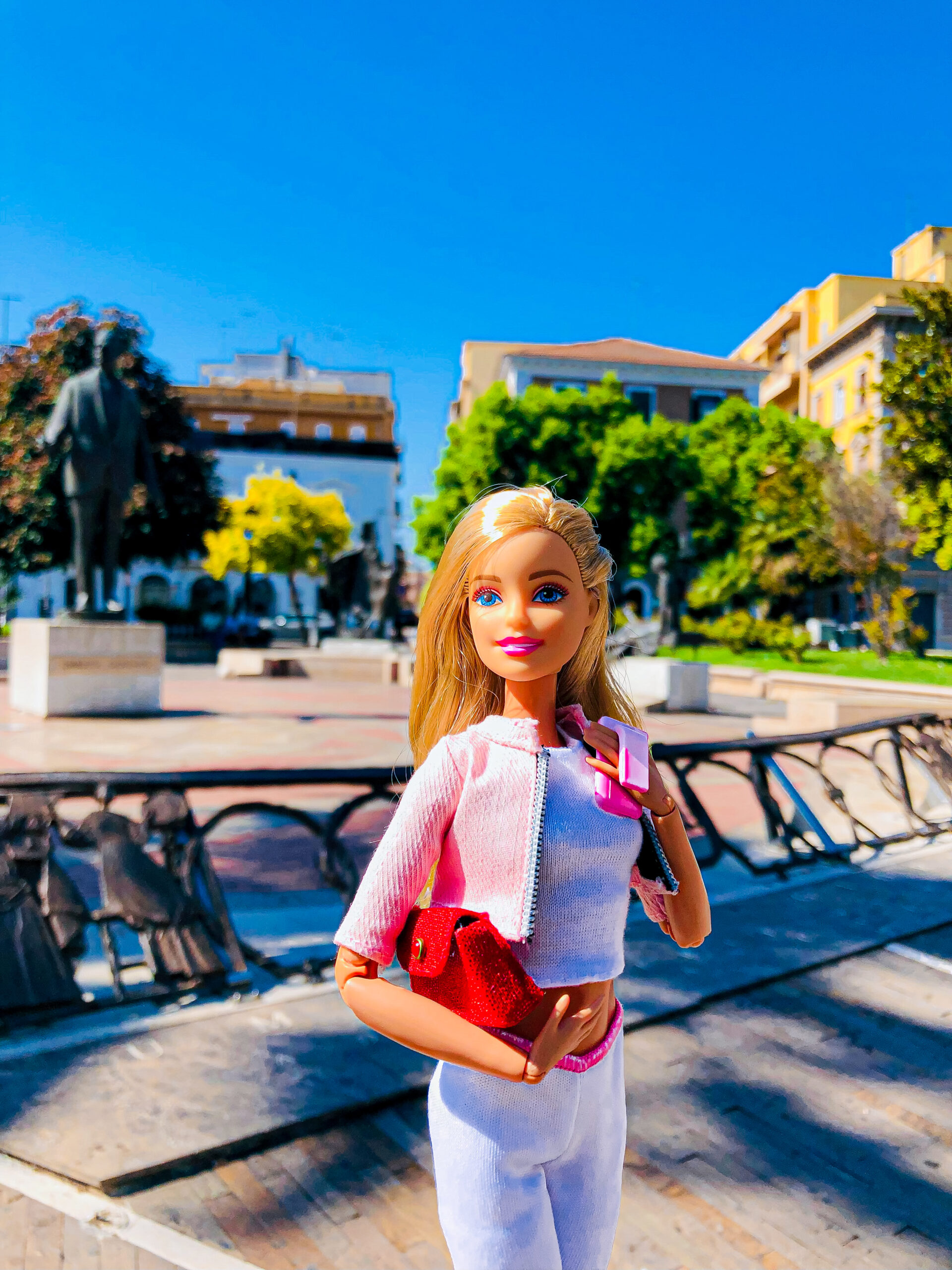 A Foggia è arrivata Barbie in town, foto nei luoghi più belli