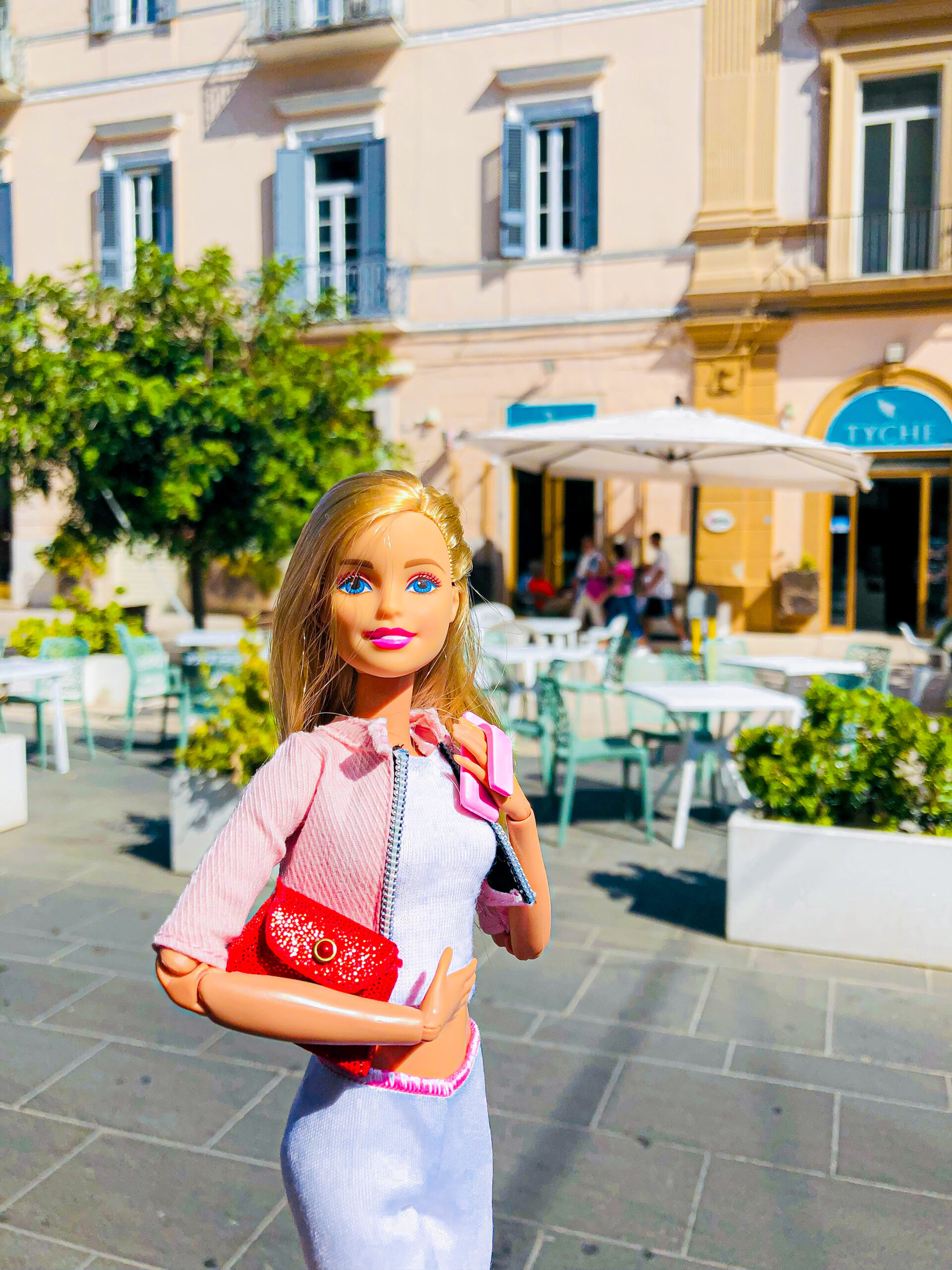 A Foggia è arrivata Barbie in town, foto nei luoghi più belli