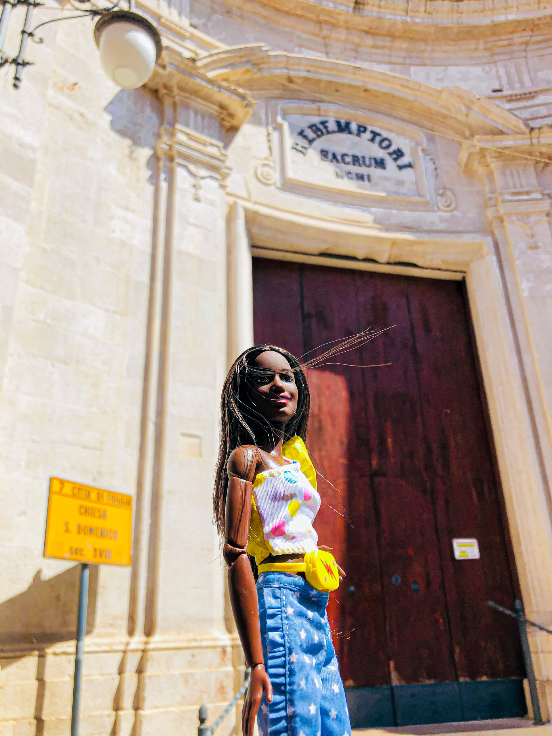 A Foggia è arrivata Barbie in town, foto nei luoghi più belli