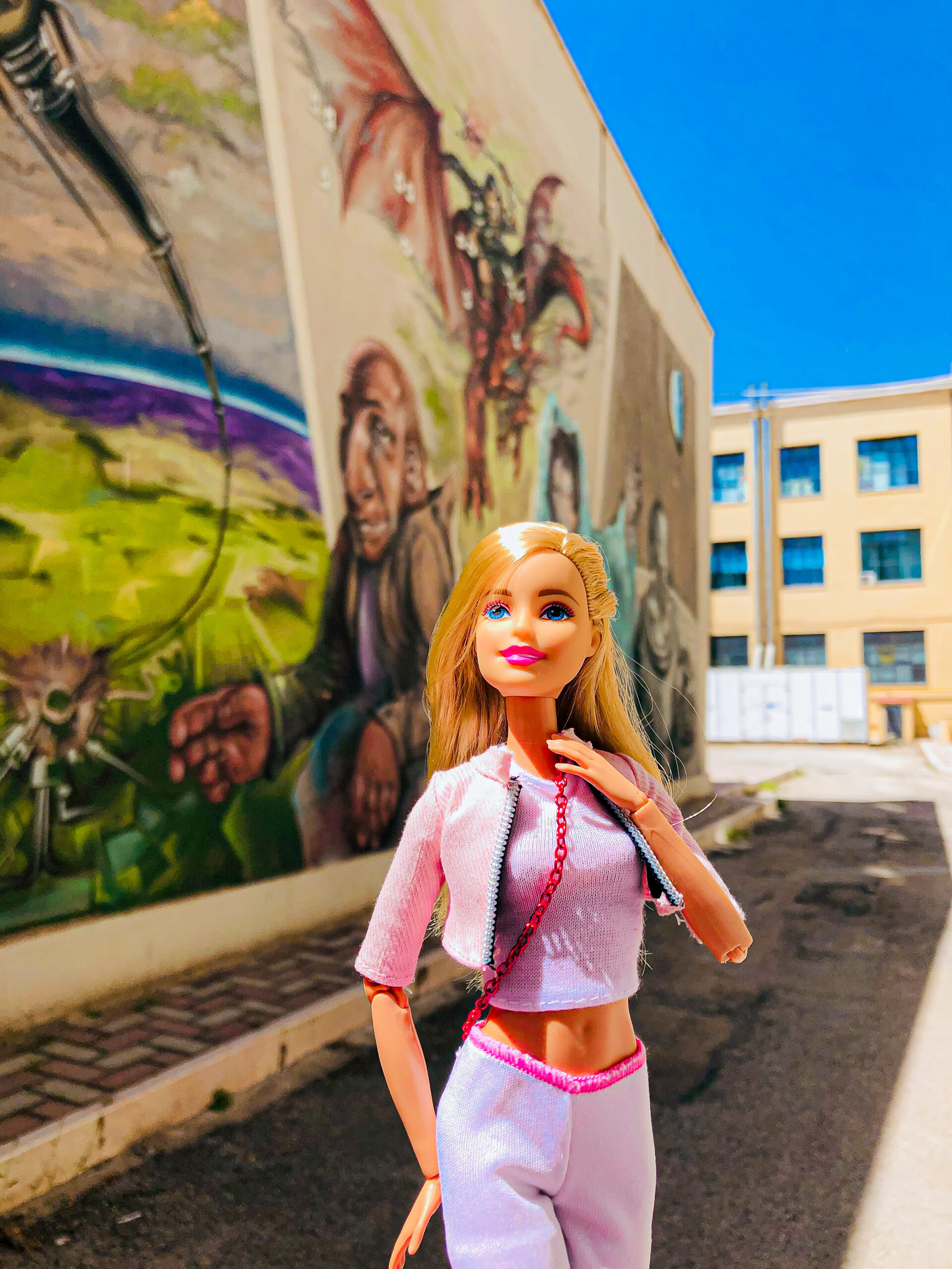 A Foggia è arrivata Barbie in town, foto nei luoghi più belli