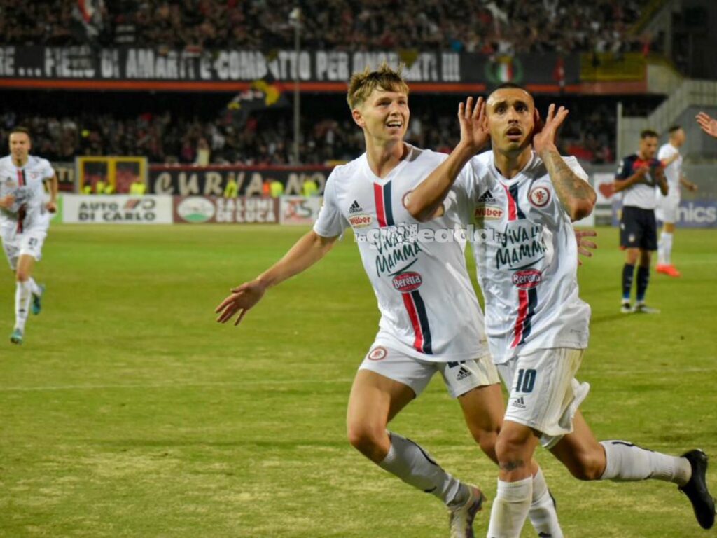 Immagine in evidenza: uno scatto di Foggia-Crotone (playoff Serie C 2022/23) - crediti: foto di Luigia Spinelli (RIPRODUZIONE VIETATA)