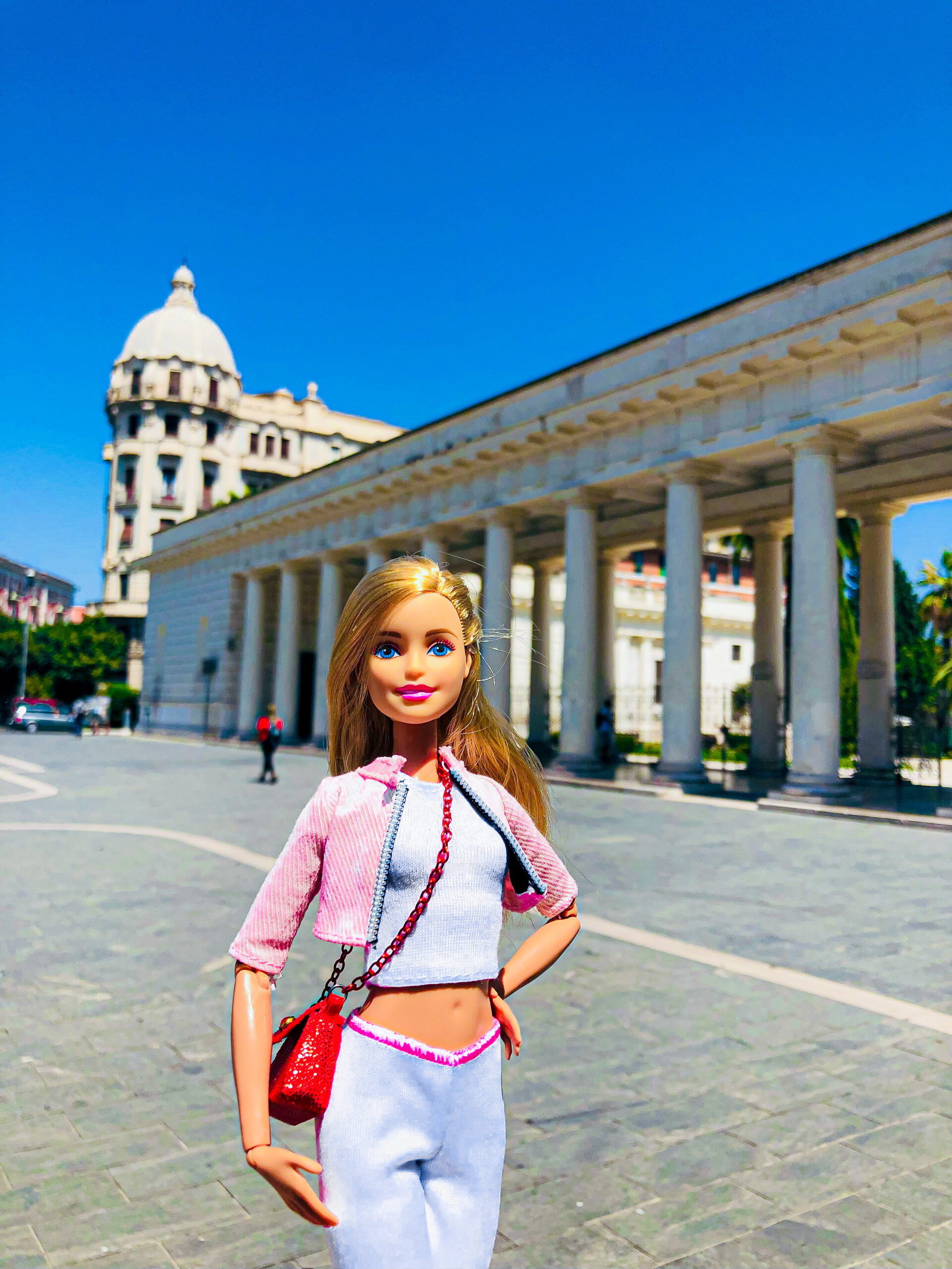 A Foggia è arrivata Barbie in town, foto nei luoghi più belli