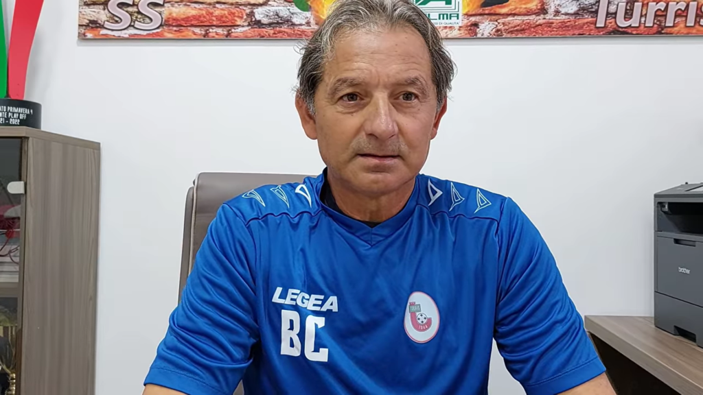 Immagine in evidenza: mister Bruno Caneo - crediti foto: pagina ufficiale Facebook S.S. Turris Calcio 1944 (frame da video)