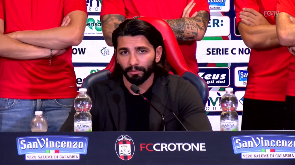 Immagine in evidenza: il Direttore Generale del Crotone, Raffaele Vrenna Jr. - crediti foto: pagina ufficiale Facebook FC Crotone (frame da video)