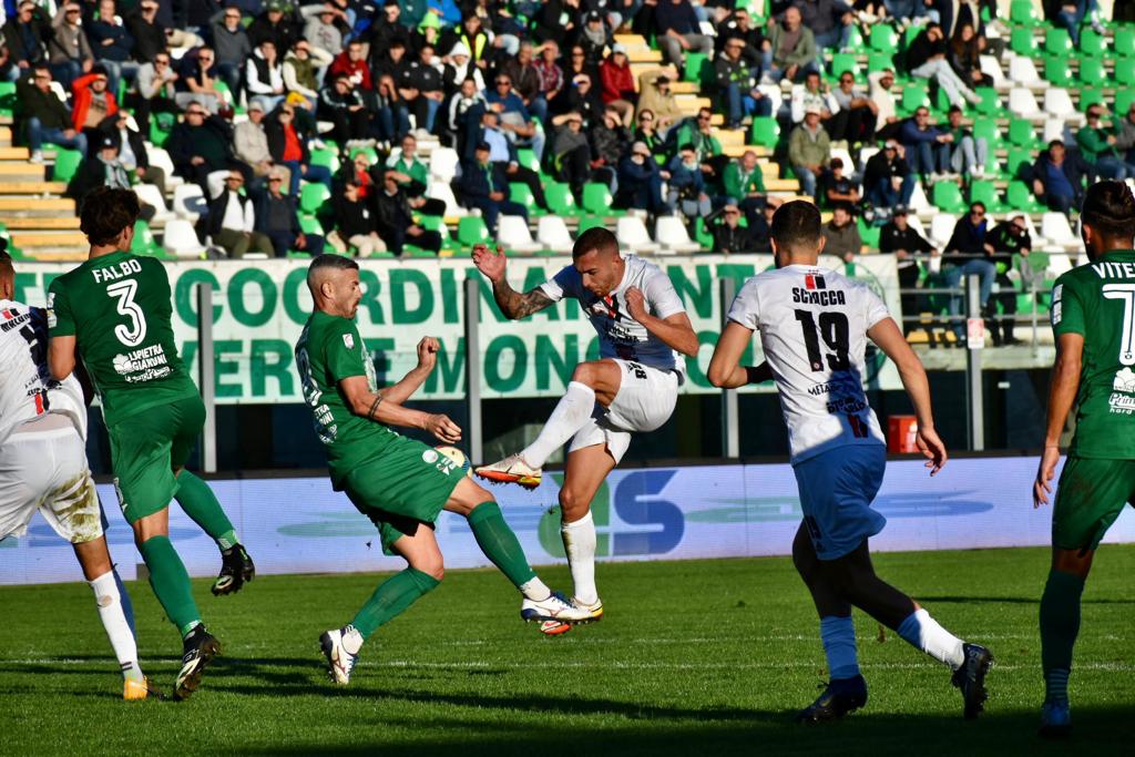 Immagine in evidenza: uno scatto di Monopoli-Foggia 0-2 (Serie C - girone C 2022/23) - crediti: foto di Luigia Spinelli