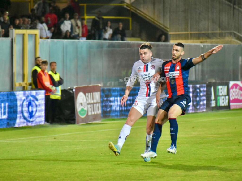 Immagine in evidenza: uno scatto di Foggia-Crotone (playoff Serie C 2022/23) - crediti: foto di Luigia Spinelli (RIPRODUZIONE VIETATA)