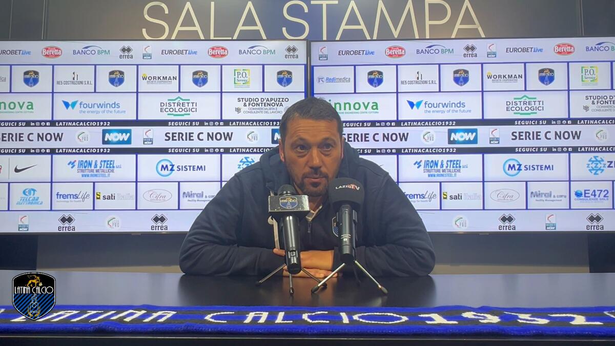 Latina, Di Donato: "Gara importante per noi. Il Foggia..." - Immagine in evidenza: mister Daniele Di Donato - crediti foto: canale ufficiale YouTube Latina Calcio 1932 Tv (frame da video)