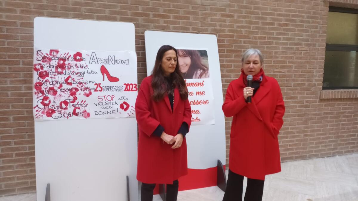 "Ho vissuto particolarmente male la notizia del femminicidio di Giulia, era prossima alla laurea..." - Seleziona All’università di Foggia una panchina rossa contro la violenza donne (F-V)	
All’università di Foggia una panchina rossa contro la violenza donne (F-V)