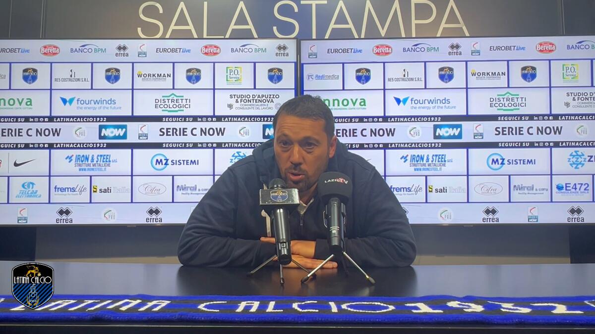 Latina, i convocati da Di Donato per il Foggia - Immagine in evidenza: mister Daniele Di Donato - crediti foto: canale ufficiale YouTube Latina Calcio 1932 Tv (frame da video)