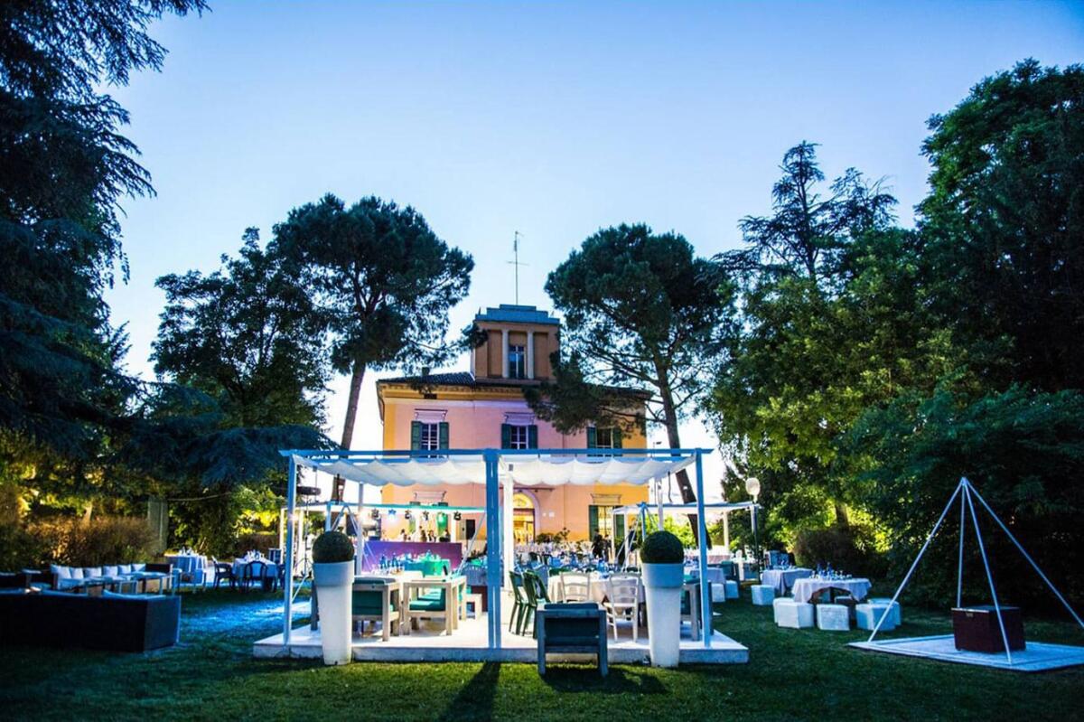Esperienza di Lusso e Comfort alla Villa Meraville: La Camera Matrimoniale Esclusiva - 