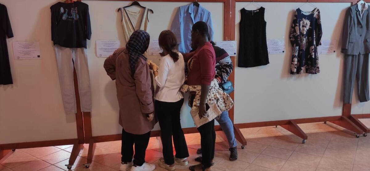 «L’amore non lascia lividi». Dai Monti Dauni al Gargano contro la violenza sulle donne - SAI-di-Orsara-di-Puglia-Mostra-Comeri-vestita