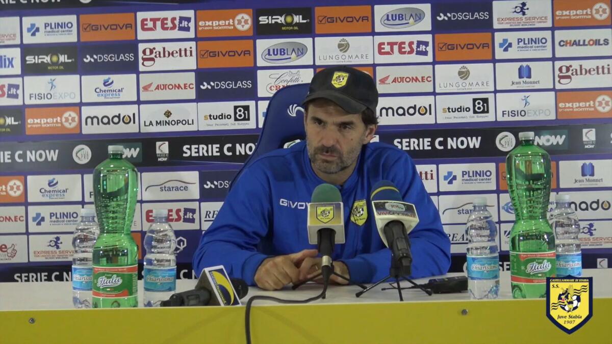 Juve Stabia, i convocati da Pagliuca per il Foggia - Immagine in evidenza: mister Guido Pagliuca - crediti foto: canale ufficiale YouTube Juve Stabia (frame da video)