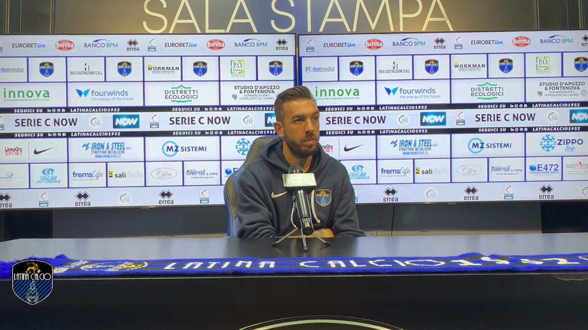 Latina, Marino: "A Foggia con l'obiettivo di vincere" - Immagine in evidenza: Antonio Marino - crediti foto: canale ufficiale YouTube Latina Calcio 1932 Tv (frame da video)