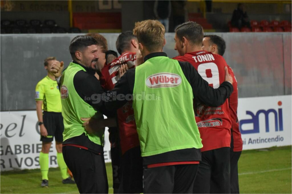Immagine in evidenza: uno scatto di Foggia-Messina (Serie C - girone C 2023/24) - crediti: foto di Luigia Spinelli (RIPRODUZIONE VIETATA)
