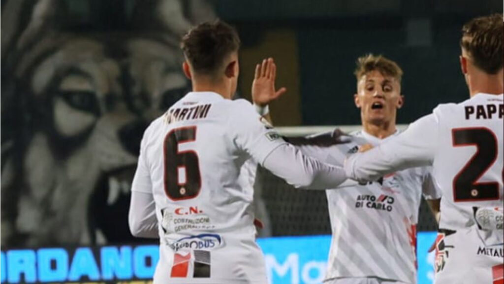 Immagine in evidenza: il gol del Foggia ad Avellino firmato Martini - crediti foto: pagina ufficiale Facebook Calcio Foggia 1920