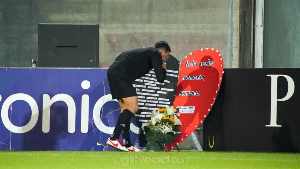 Immagine in evidenza: il ricordo delle vittime di Viale Giotto prima di Foggia-Avellino (Serie C - girone C 2022/23) - crediti: foto di Mario Marino (RIPRODUZIONE VIETATA)