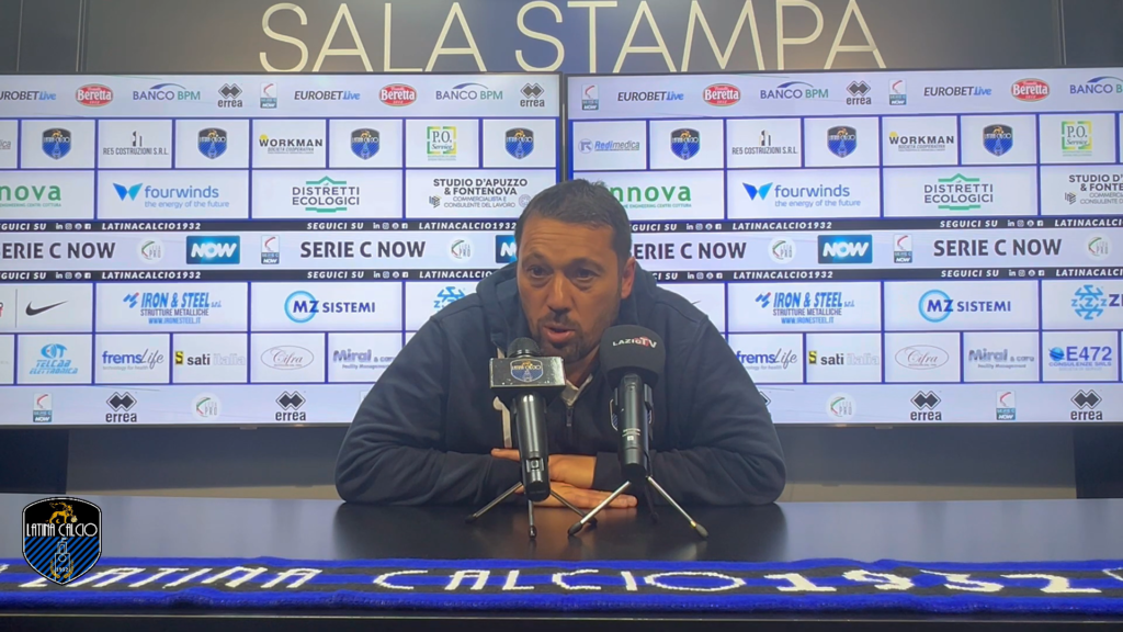 Immagine in evidenza: mister Daniele Di Donato - crediti foto: canale ufficiale YouTube Latina Calcio 1932 Tv (frame da video)
