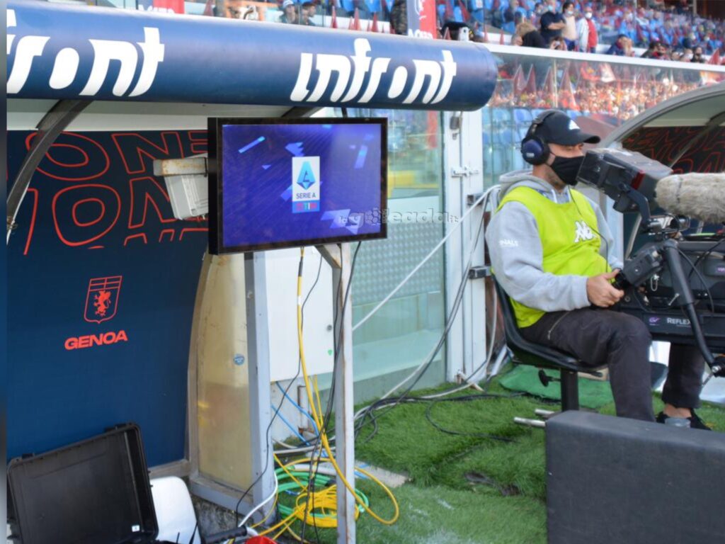 Arbitro al VAR, fotografia di Pasquale Golia per lagoleada.it - RIPRODUZIONE RISERVATA
