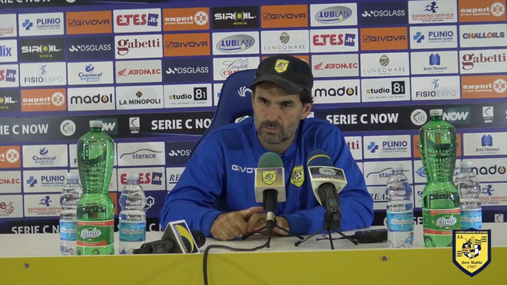 Immagine in evidenza: mister Guido Pagliuca - crediti foto: canale ufficiale YouTube Juve Stabia (frame da video)