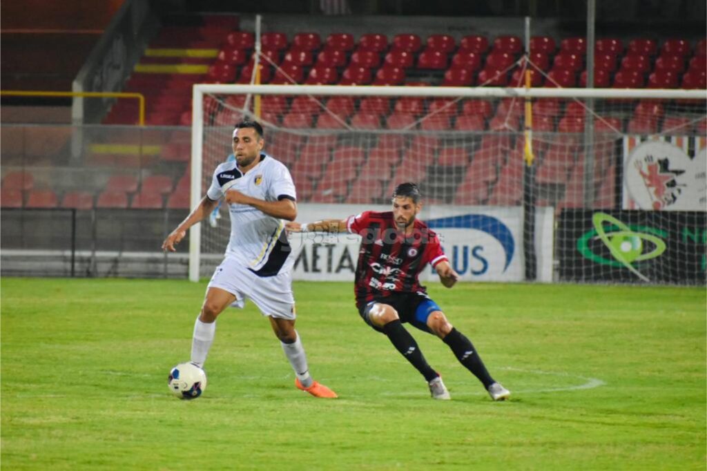 Immagine in evidenza: uno scatto di Foggia-Giugliano (Serie C - girone C 2023/24) - crediti: foto di Luigia Spinelli (RIPRODUZIONE VIETATA)