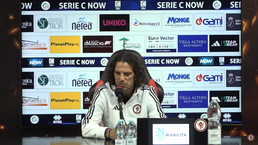 Immagine in evidenza: mister Mirko Cudini - crediti foto: canale ufficiale YouTube Calcio Foggia 1920 (frame da video)