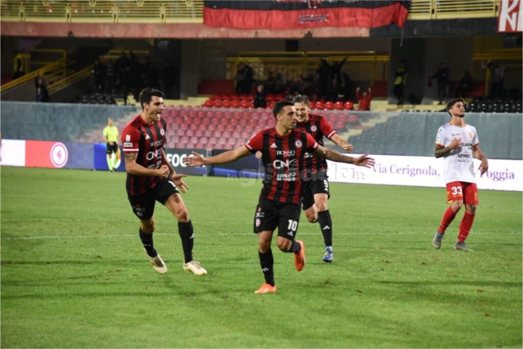 Immagine in evidenza: uno scatto di Foggia-Messina (Serie C - girone C 2023/24) - crediti: foto di Luigia Spinelli (RIPRODUZIONE VIETATA)