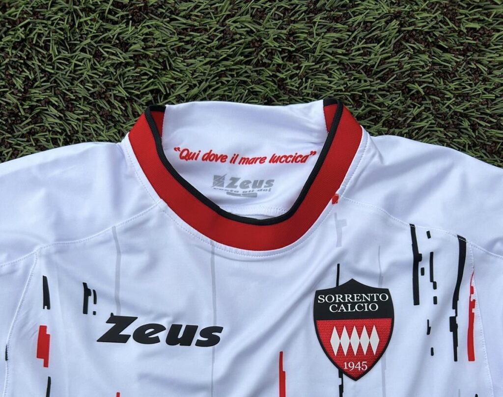 La maglia del Sorrento dedicata a Lucio Dalla. Si ringrazia l'area comunicazione del Sorrento Calcio 1945 per la gentile collaborazione e l'autorizzazione all'uso della fotografia.