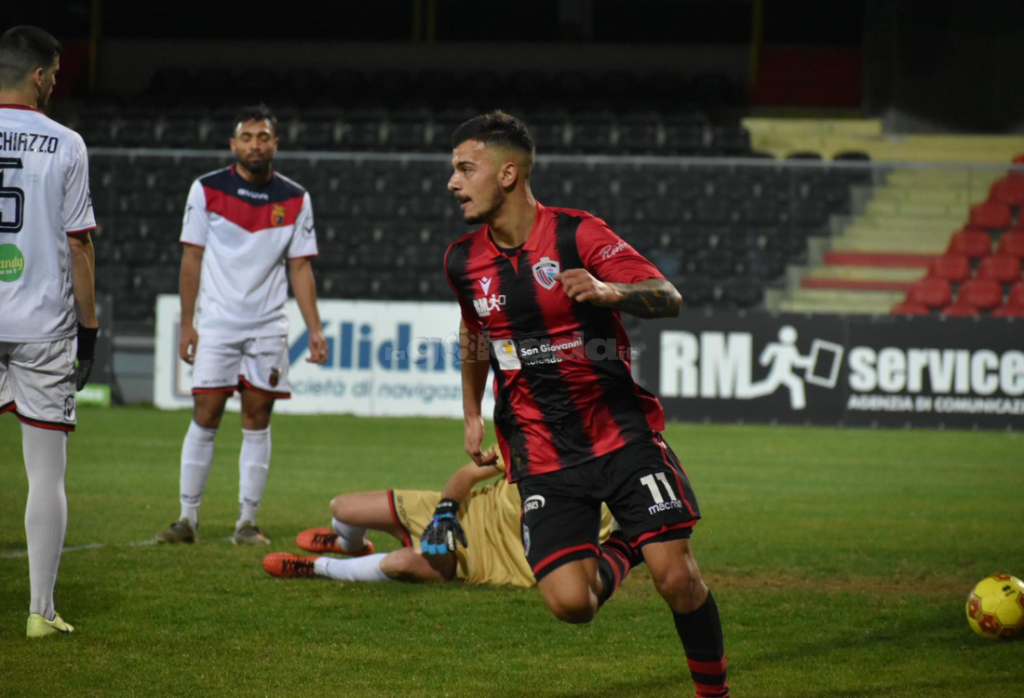 Immagine in evidenza: uno scatto di Foggia-Casertana (Serie C - girone C 2020/21) - crediti: foto di Luigia Spinelli (RIPRODUZIONE VIETATA)