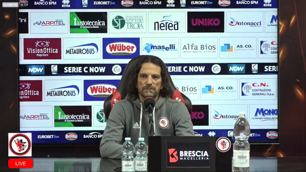 Immagine in evidenza: mister Mirko Cudini - crediti: pagina ufficiale Facebook Calcio Foggia 1920 (frame da video)