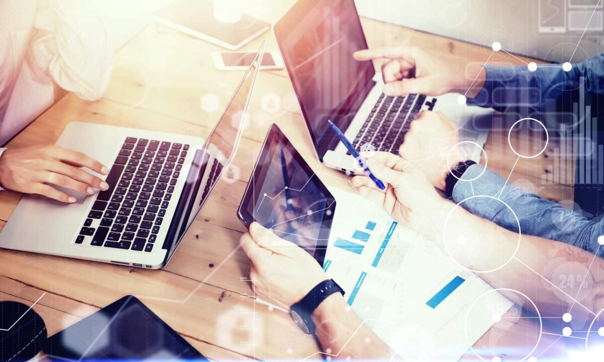 Come fare digital marketing nel 2024: i servizi indispensabili per ogni azienda - Global Connections Virtual Icon Innovation Graph Interface.Young Business Team Brainstorming Meeting Room Process.Coworkers Startup Marketing Online Project.Creative People Making Great Work Decision