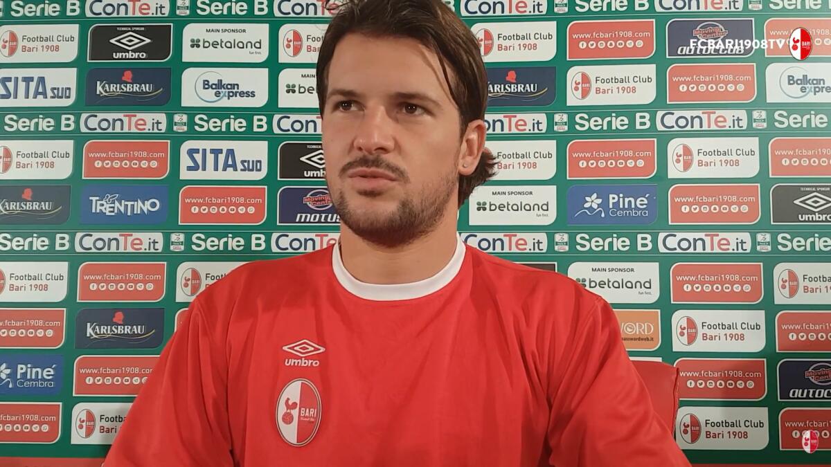 Maniero al Foggia? Il procuratore: "Ad oggi è felice alla Turris" - Immagine in evidenza: Riccardo Maniero ai tempi del Bari - crediti foto: canale ufficiale YouTube FC Bari 1908 (frame da video)