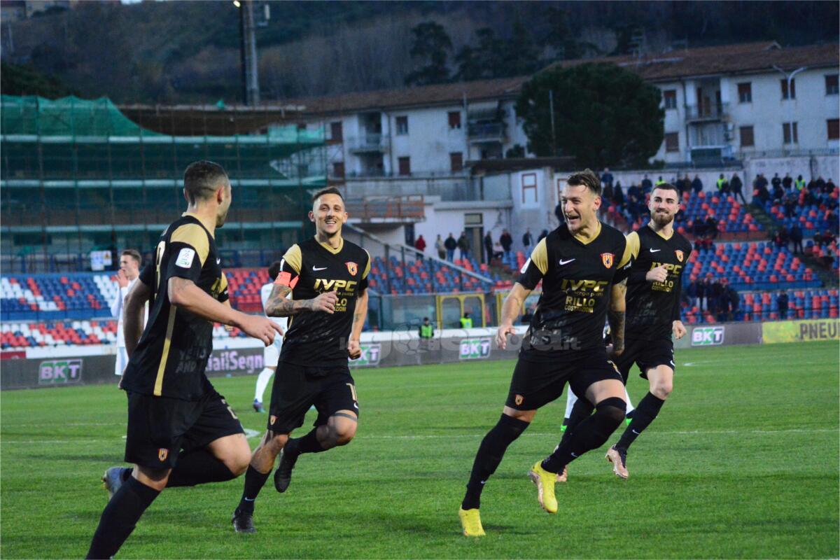Dove vedere Juve Stabia-Benevento, ecco il canale - Immagine in evidenza: uno scatto di Cosenza-Benevento (Serie B 2022/23) - crediti: foto di Pasquale Golia per lagoleada.it (RIPRODUZIONE VIETATA)