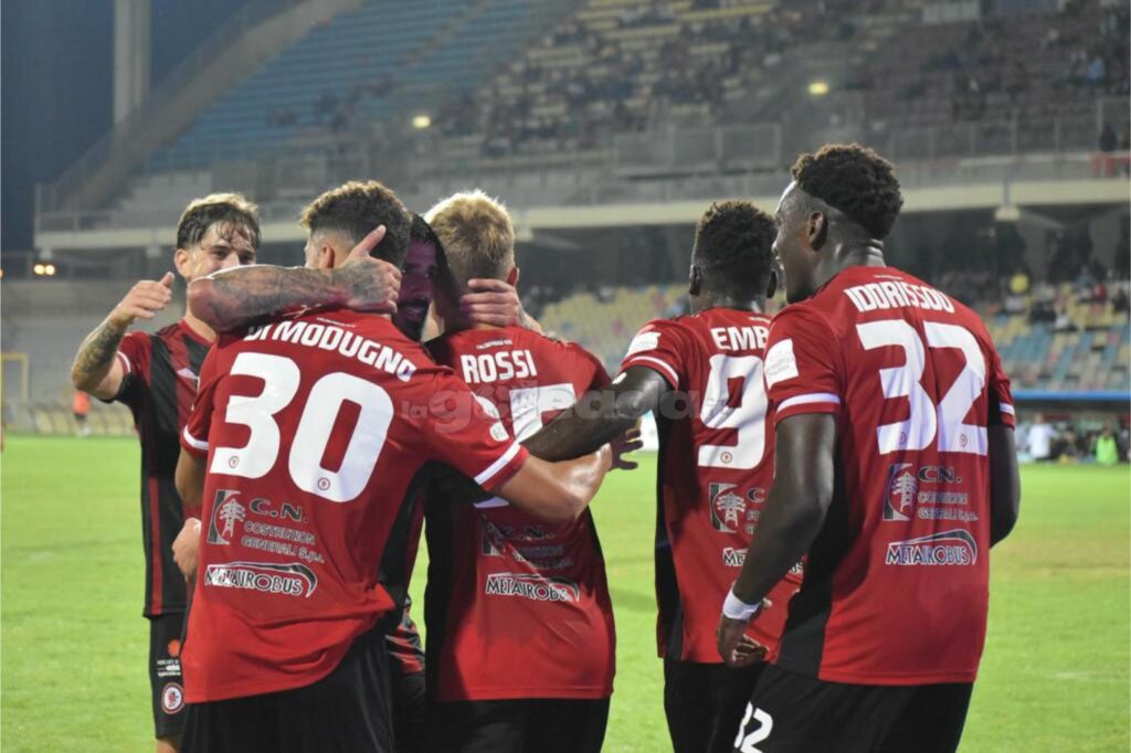 Immagine in evidenza: uno scatto di Foggia-Sorrento (Coppa Italia Serie C 2023/24) - crediti: foto di Luigia Spinelli (RIPRODUZIONE VIETATA)