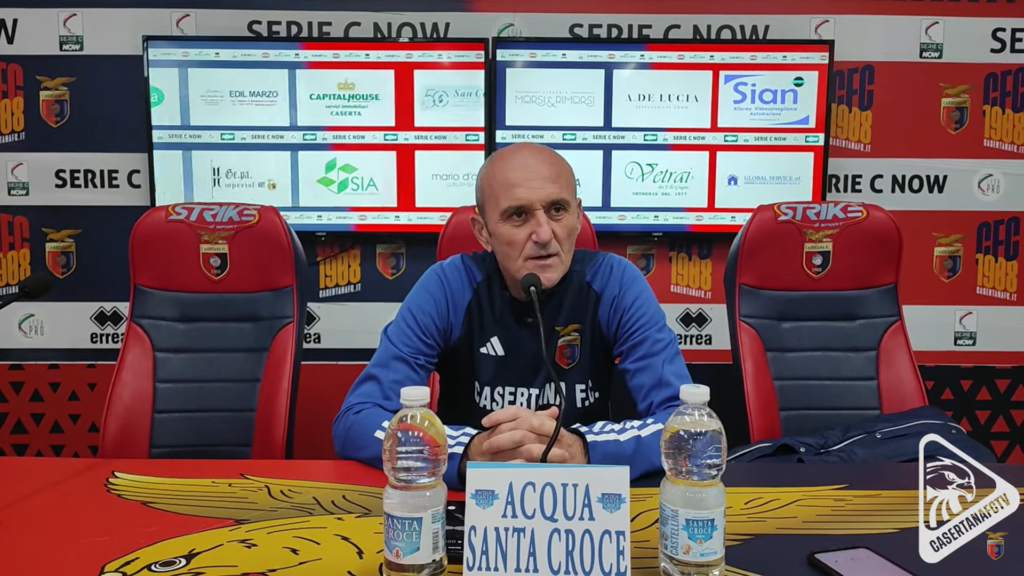 Immagine in evidenza: mister Vincenzo Cangelosi - crediti: canale ufficiale YouTube Casertana FC Official (frame da video)