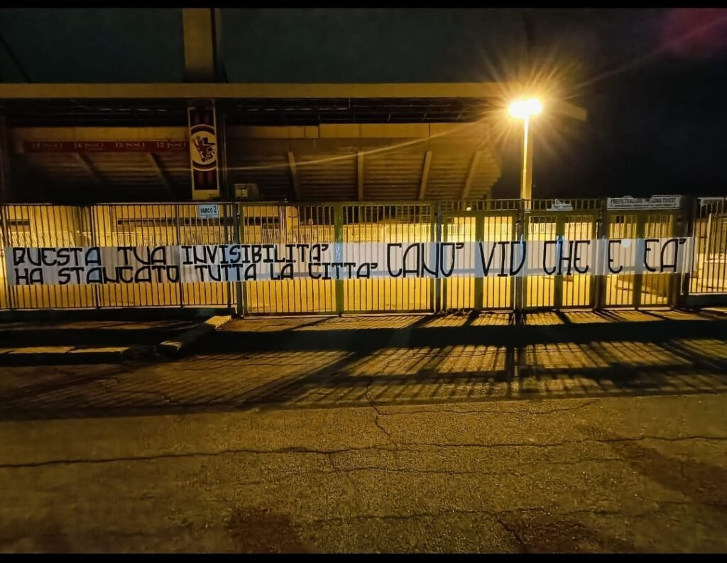 Immagine in evidenza: lo striscione degli ultras del Foggia indirizzato al presidente Nicola Canonico - crediti foto: profilo ufficiale Facebook CurvaNord Foggia