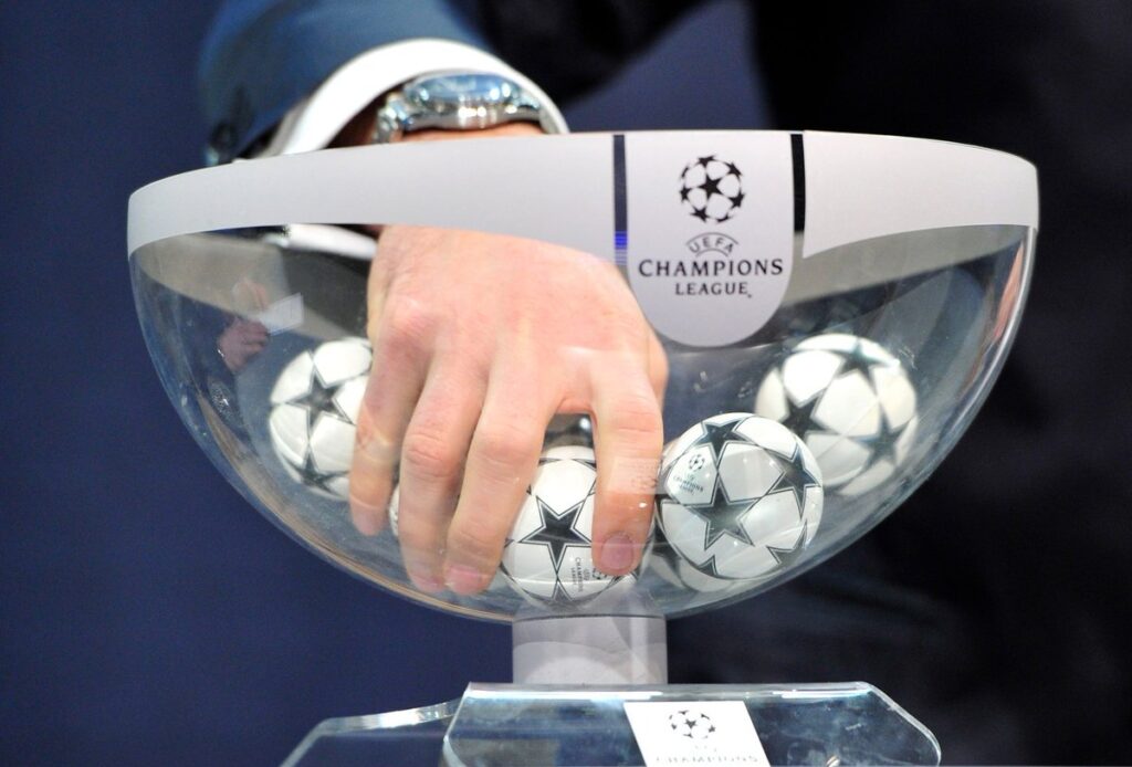Immagine in evidenza: sorteggio Champions League - crediti foto: pagina ufficiale Facebook UEFA Champions League