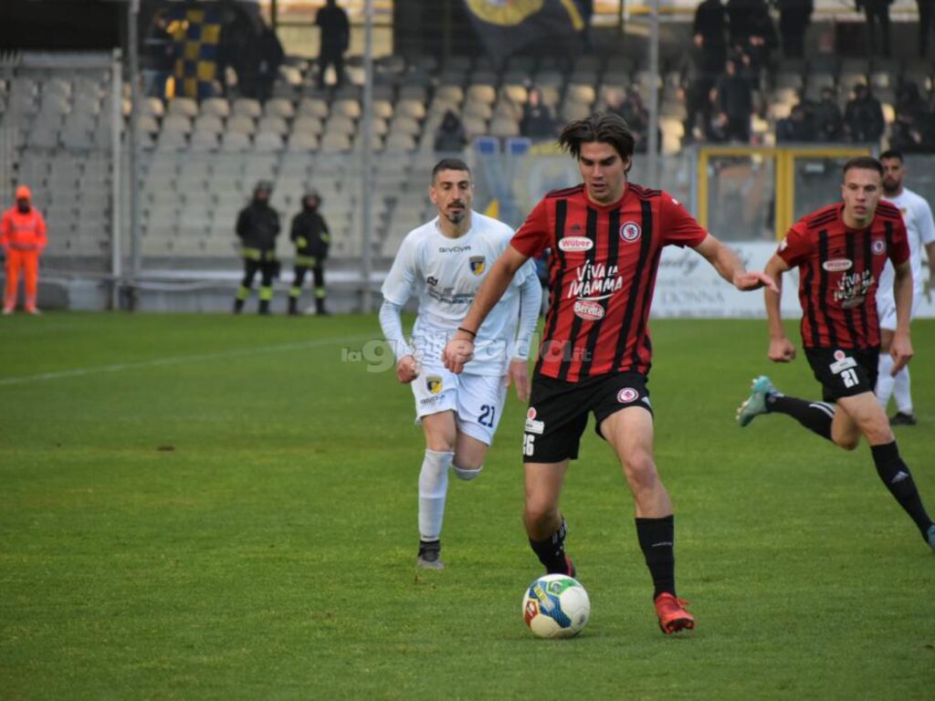 Immagine in evidenza: uno scatto di Foggia-Giugliano (Serie C - girone C 22/23) - crediti: foto di Luigia Spinelli (RIPRODUZIONE RISERVATA)