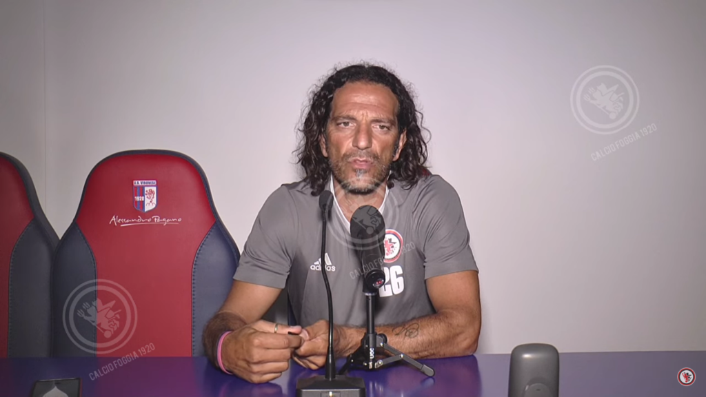 Immagine in evidenza: mister Mirko Cudini - crediti foto: canale ufficiale YouTube Calcio Foggia 1920 (frame da video)