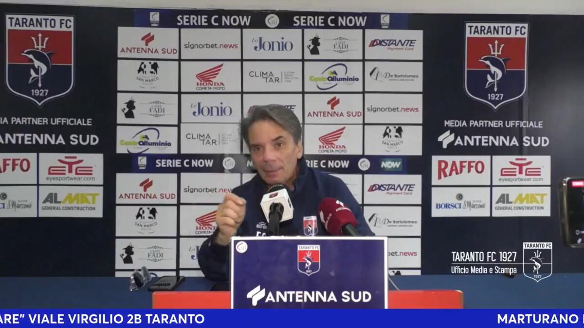 Taranto, i convocati da Capuano per il Foggia - Immagine in evidenza: mister Ezio Capuano - crediti foto: pagina ufficiale Facebook Taranto F.C. 1927 (frame da video)
