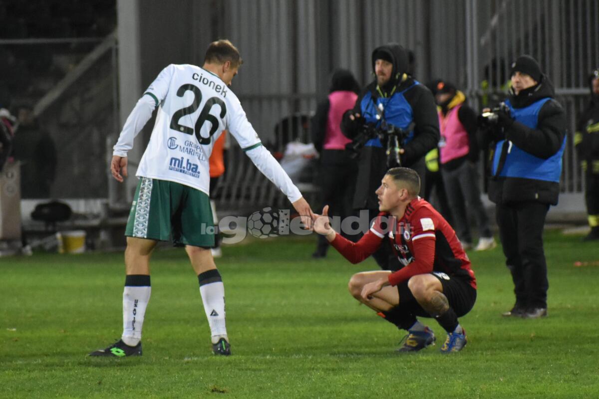 Gli spazi e gli errori lasciati dal Foggia all’Avellino - Il saluto tra Tonin e Cionek al termine di Foggia-Avellino. Foto di Luigia Spinelli per lagoleada.it (riproduzione riservata)