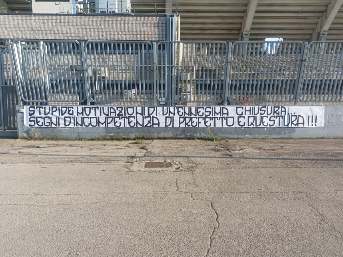 Zaccheria chiuso, lo striscione della Curva Nord: “Segni…” - Zaccheria chiuso, lo striscione della Curva Nord, crediti: Pagina Facebook CurvaNord Foggia