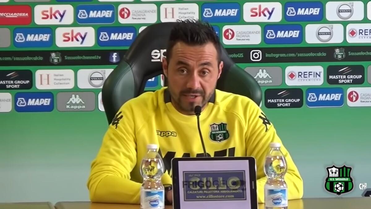 De Zerbi: "Tornerò a Foggia? Mai dire mai..." - Immagine in evidenza: mister Roberto De Zerbi ai tempi del Sassuolo - crediti foto: canale ufficiale YouTube U.S. Sassuolo Calcio (frame da video)